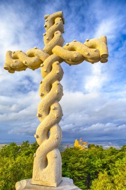 Yüksek Cross veya Portekiz Cruz Alta Sintra Hills 'te yer alan