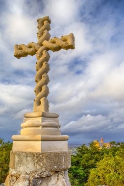 Yüksek Cross veya Portekiz Cruz Alta Sintra Hills 'te yer alan
