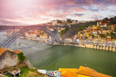 Douro Nehri üzerinde Porto Cityscape ve Suns De Dom Luis I Köprüsü
