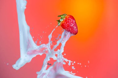 Yemek Fotoğrafçılığı. Çilek Etrafına Dökülen Süt Damlacıkları. Tekrar