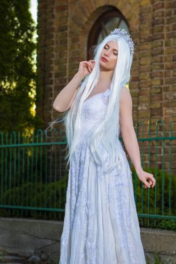 Tiara ve Uzun Beyaz Saçlı Pos ile Genç Şehvetli Kafkas Gelin