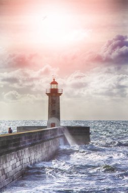 Portekiz'de Porto City İskelesi'nde Lonely Deniz Feneri Karşı 