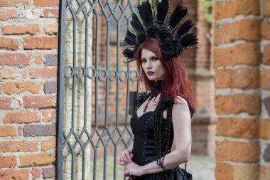 Siyah Elbiseli Gotik Kafkas Kadınının Portresi ve Sanatsal F