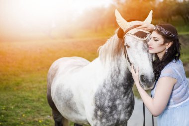 Yüksek Cins ile Kucaklayan Tiara ile Şehvetli Kafkas Esmer 