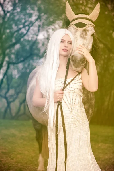 Uzun Saçlı Nazik Rüya Beyaz Sarışın Kadın Ayakta w