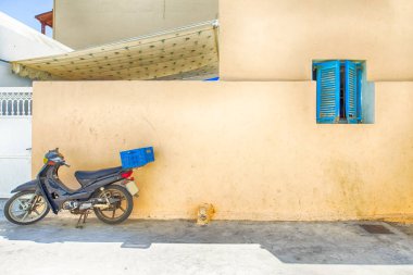 Geleneksel Mavi Ile Sarı Duvar Önünde Duran Motosiklet