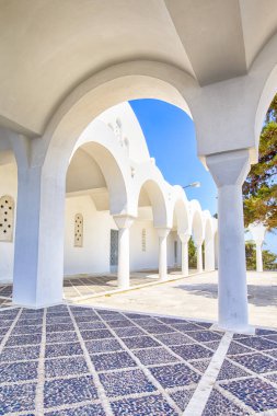 Santorini Adası Geleneksel Evlerin Kemer ve Sütunlar In 