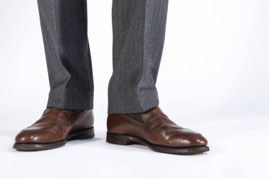 Erkek Bacakları Giyen Brown penny Loafers closeup. Beyaza Karşı 