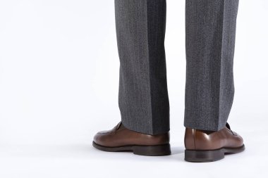 Erkek Bacaklar Kahverengi penny Loafers giyen Back View. Beyaza karşı