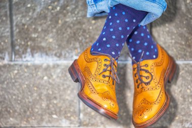 Çapraz Erkek Bacaklar Kahverengi Oxfords Yarı Brogues Ayakkabı Giyen.
