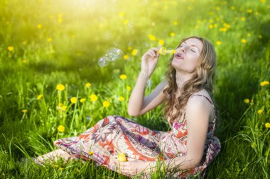 Sunny Meadow Açık Havada Mutlu Kafkas Kadın Üfleme Sabun Bubbles
