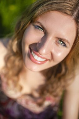 Mutlu Gülümseyen Kafkas Sarışın Kadının Closeup Portresi