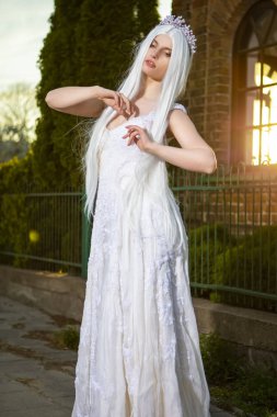 Tiara ve Uzun Beyaz Saçlı Şehvetli Rahat Beyaz Gelin