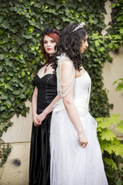 İki Kafkas Mankenbirlikte Açık Havada Poz. Siyah Tabir