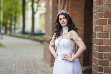 Tacı olan Sakin Şehvetli Beyaz Gelin Portresi