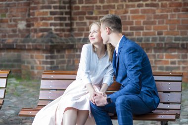 Rahat Yard Açık Bankta Oturan Gülümseyen Mutlu Kafkas Çift