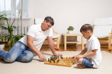 Baba ve Oğul'un İç Mekanlarda Birlikte Satranç Oynaması Portresi.