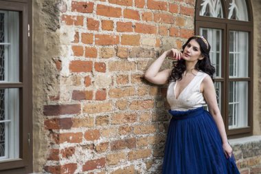 Seksi Şehvetli Genç Esmer Bayan Old Bri Karşı Tiara Poz