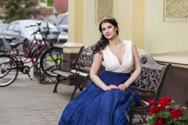 Tiara ile Güzel Şehvetli Genç Kadın Portresi