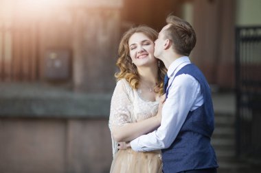 Happy Just Married Kafkas Çift Şehirde Açık Öpüşme