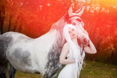 At ile Ayakta Uzun Saçlı Nazik Dreaming Kafkas Sarışın Kadın