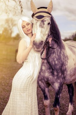 Uzun Beyaz Saçlı Şehvetli ve Seksi Kafkas Sarışın Kadın