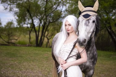 Uzun Beyaz Saçlı Şehvetli ve Seksi Kafkas Sarışın Kadın