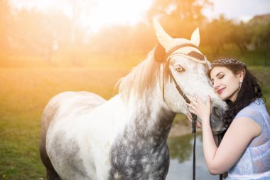 Yüksek Cins At ile Kucaklayan Taç ile Şehvetli Kafkas Esmer