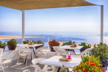 Yunanistan'da Santorini Adası'nda Thira Snug Açık Terace kafe.