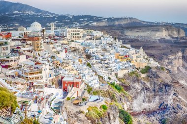 Santorini'deki Muhteşem Thira (Fira) Şehrinin Büyüleyici Panoraması 