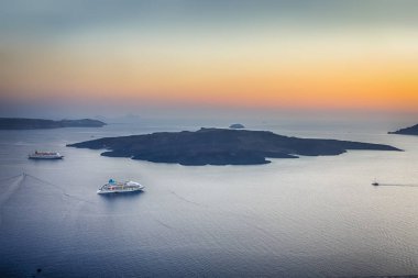 Yunanistan'da Santorini Adası'nda Cruise Ships Offshore Thira Hattı