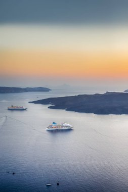 Yunanistan'da Santorini Adası'nda Cruise Ships Offshore Thira Hattı