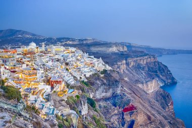 Romantinc Yerler. S Thira City Muhteşem ve Çarpıcı Görünümü