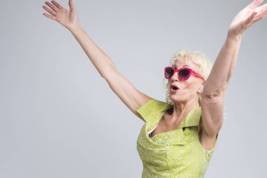 Kırmızı Güneş Gözlüğü Olgun Kafkas Sarışın Kadın Exclaiming Exclaiming