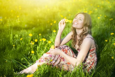 Sabun Bubbles ile Kadın Meadow Outdoors Üzerinde Fun Time having. 