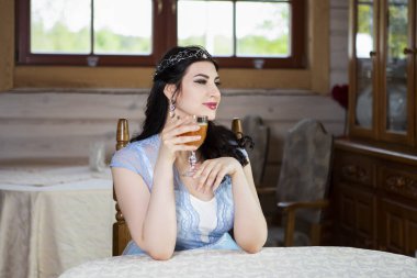 Mavi Rahat Güzel Kafkas Esmer Kadın Portresi 