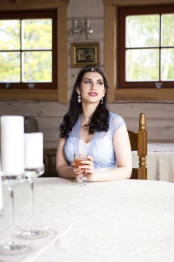Mavi Rahat Güzel Kafkas Esmer Kadın Portresi 