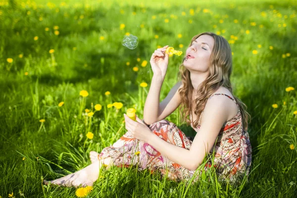 Sunny Meadow Açık Havada Mutlu Kafkas Kadın Üfleme Sabun Bubbles