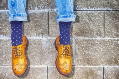 Erkek Bacaklar Kahverengi Oxfords Semi Brogues Ayakkabı giyiyor. Poz Outdo