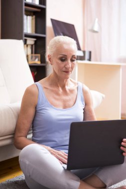 Kıdemli Yetişkinler ve Teknolojileri Kavramlar. Dizüstü Bilgisayar ile Poz Tranquil Pozitif Kafkas Kadın Portresi.