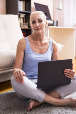 Kıdemli Yetişkinler ve Teknolojileri Kavramlar. Dizüstü Bilgisayar ile Poz Tranquil Pozitif Kafkas Kadın Portresi