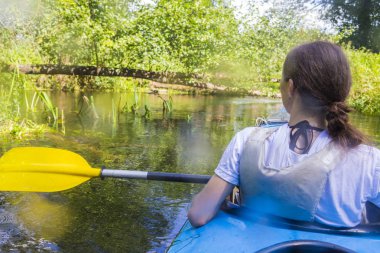 Seyahat ve Tatil Fikirleri. Genç Kız Kayaking River Outdoors üzerinde