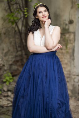 Uzun Mavi Elbise ve Taçlı Sakin Beyaz Bayan