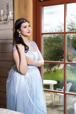 Mavi Gelinlik Gülümseyen Şehvetli Rahat Kafkas Esmer Kadın