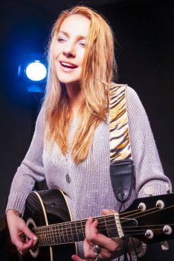 Red Haired Vaucasian Kadın Stüdyoda Gitar Çalıyor. Dikey Görüntü