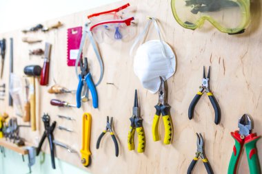 İçerideki Atölyede Görünürde Çalışan Araçlar.