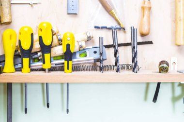 İçerideki Atölyede Görünürde Çalışan Araçlar. 