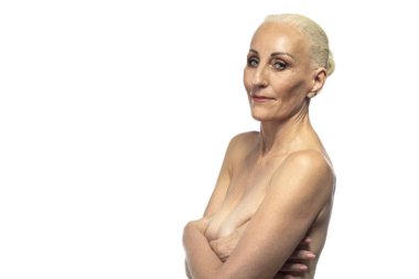 Kıdemli Kadın Kavramları. Elleri Katlı Kıdemli Çıplak Kadın Portresi. Beyaz Arkaplan Karşıtı. Yatay Görüntü