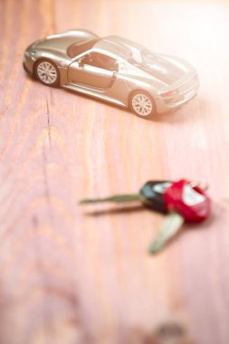 Araba Kiralama ve Kredi Konsepti. Bir sürü anahtarla birlikte Araba Sembolü