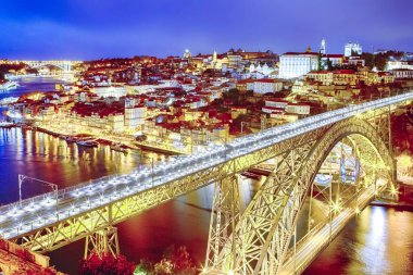 Porto şehrindeki ünlü ve ünlü Antik Dom Luis Köprüsü